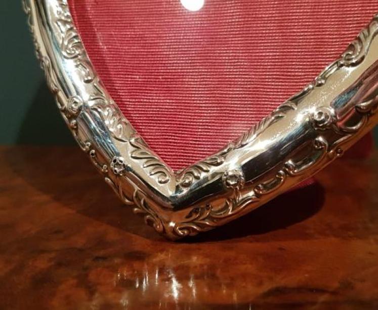 Quality Victorian Silver Heart Shaped Photo Frame - Image 5