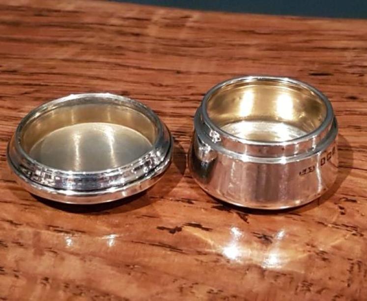 Edwardian Silver and Lime Green Enamel Pill Box - Image 2