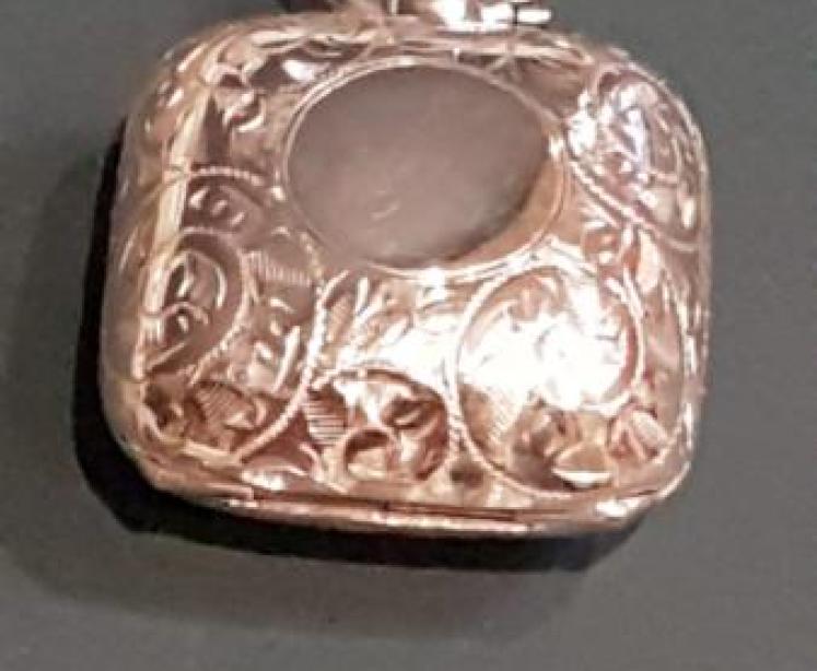 Fine Quality Engraved Silver Sovereign Case - Image 1