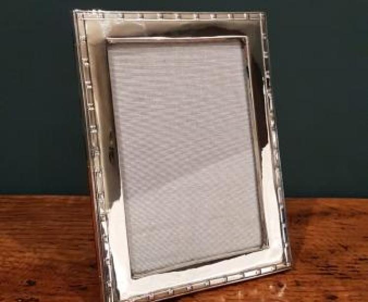 Stylish George V Silver Photo Frame - Image 2