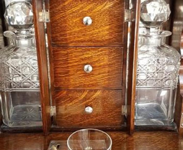 Superb Antique Oak Two Bottle Three Drawer Tantalus - Image 7