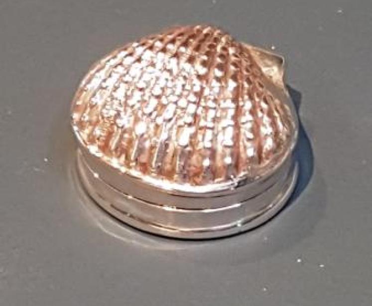Antique Silver Clam Shell Snuff Box  - Image 3