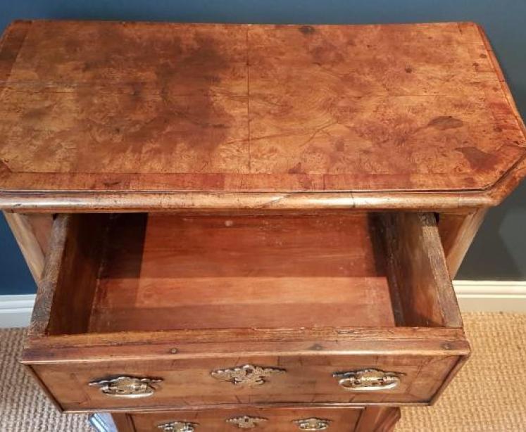 Small Proportioned George I Walnut Chest of Drawers - Image 3