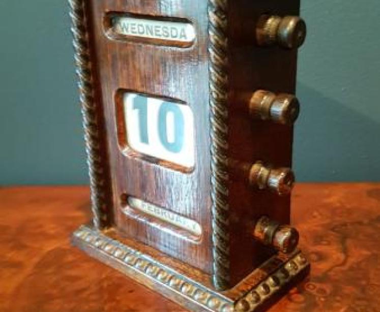 Victorian Oak Perpetual Desk Calendar - Image 6