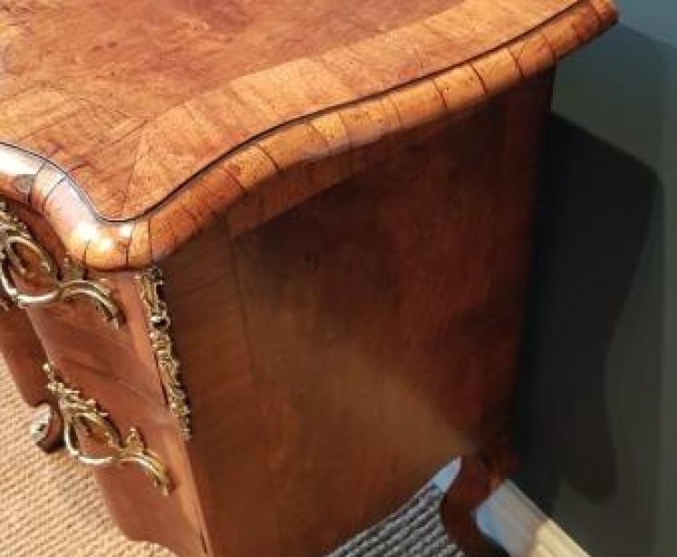 Victorian Walnut Serpentine Fronted Chest of Drawers - Image 3