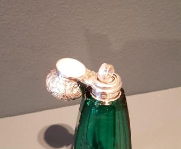 Victorian Emerald Green Crystal and Silver Scent Bottle - Image 4