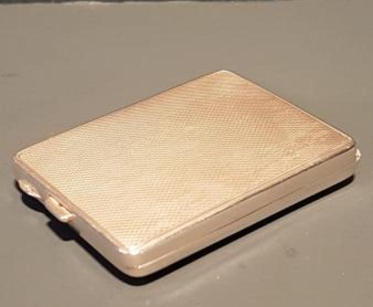Silver and Pink Sunburst Engine Turned Ladies Matchbook Holder - Image 4