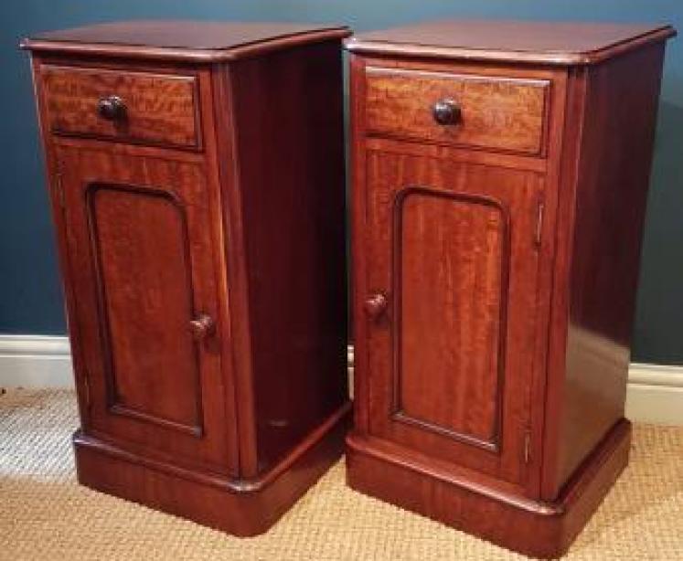 Pair of Quality Victorian Figured Mahogany Bedside Cabinets - Image 1