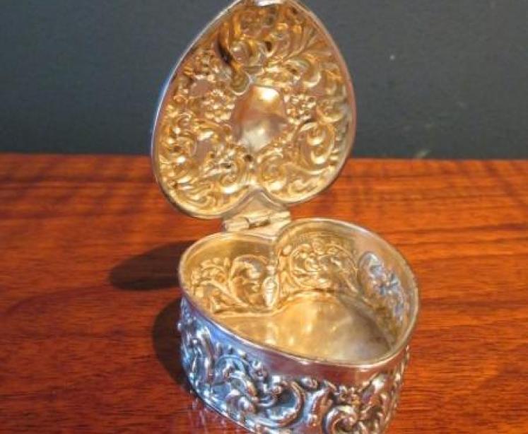 Edwardian Period Silver Heart Shaped Trinket Box - Image 4