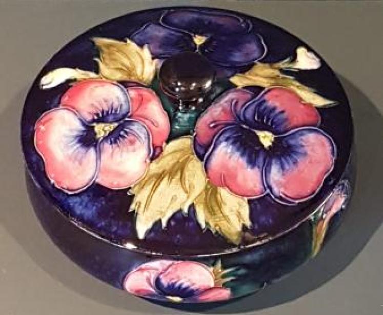 1930's Moorcroft Pansy Powder Bowl and Cover - Image 5