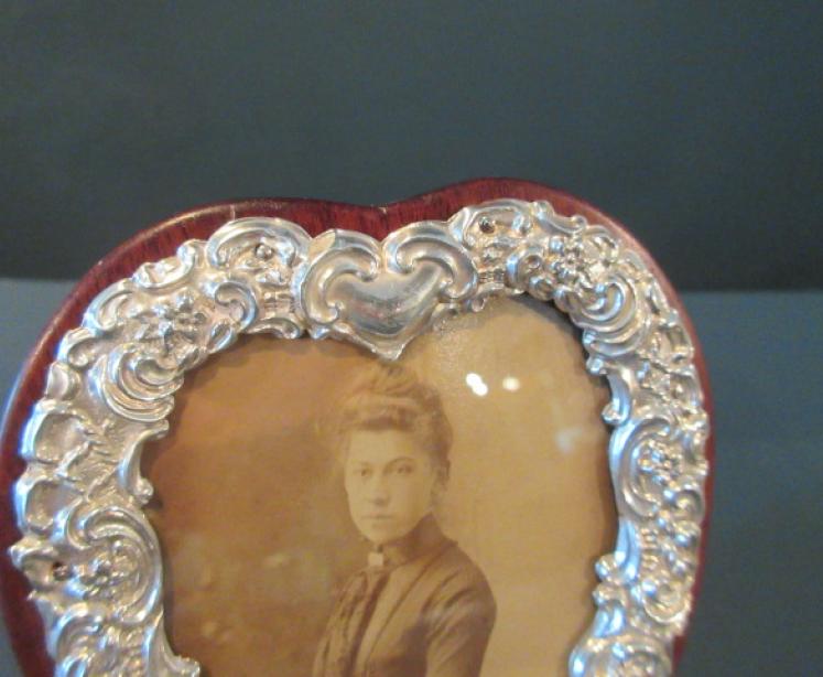 Antique Silver Heart Shaped Photo Frame - Image 2