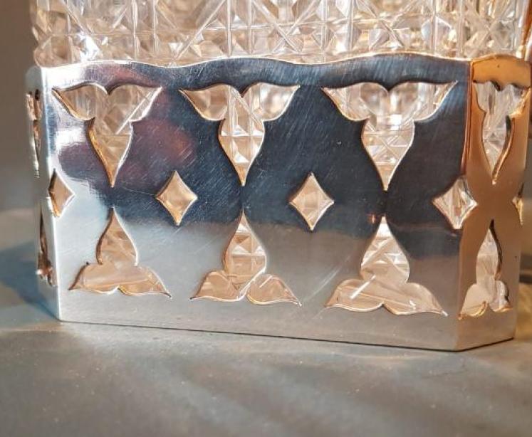 Cut Crystal Decanter in Silver Plated Pouring Mount  - Image 4