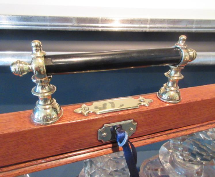 Superb Antique Polished Oak & Ebony Three Bottle Tantalus - Image 4