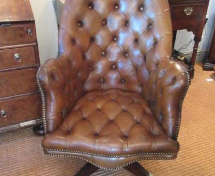 Superb Antique Leather Buttoned Swivel Desk Armchair - Image 1