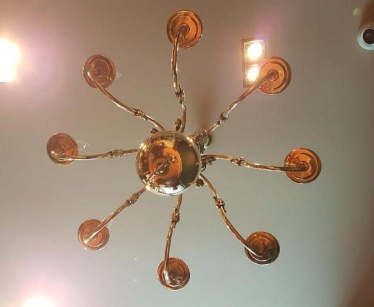 Quality Edwardian 8 Arm Polished Brass Chandelier - Image 3
