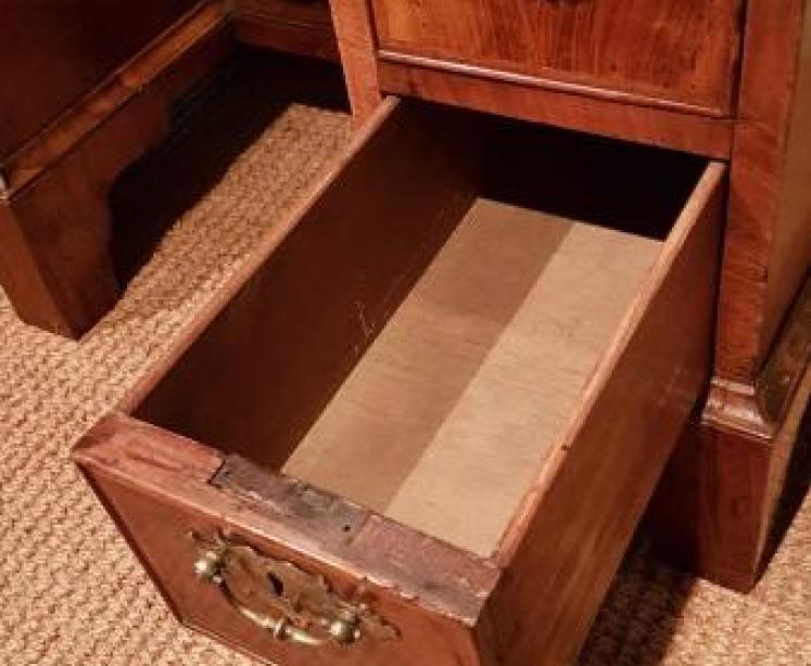 Original George I Walnut Kneehole Desk - Image 4