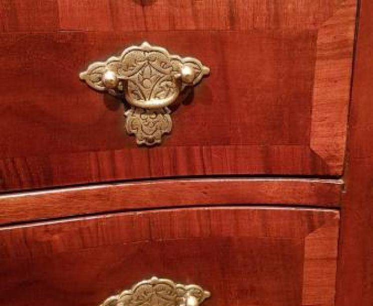 Edwardian Walnut Serpentine Fronted Chest of Drawers - Image 6