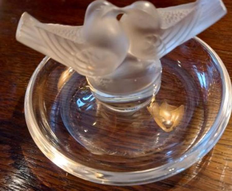 Lalique Opalescent Kissing Doves Pin Tray - Image 2