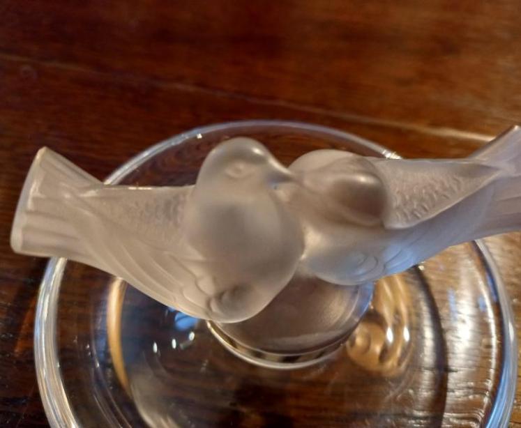 Lalique Opalescent Kissing Doves Pin Tray - Image 3