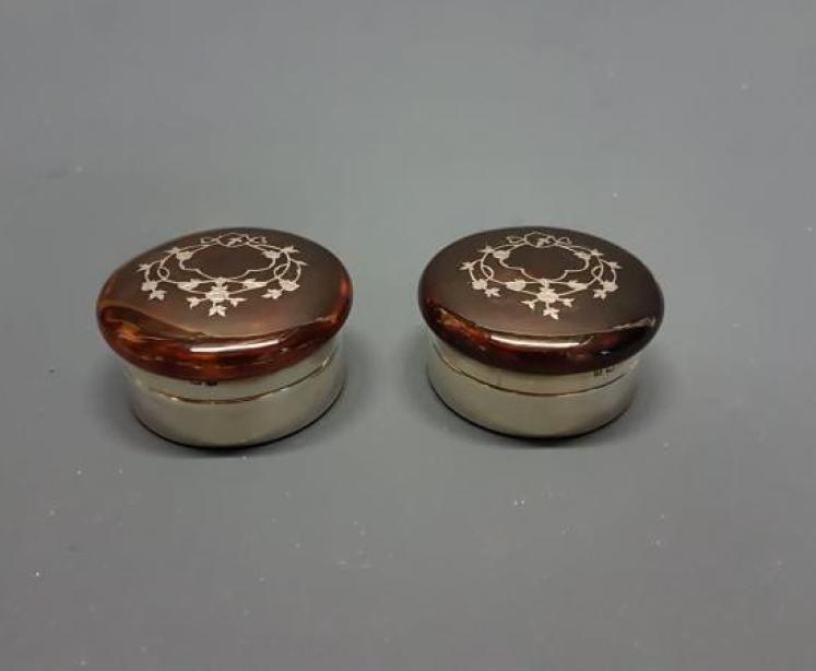 Matching Pair of Antique Silver and Tortoise Shell Pill Boxes - Image 5