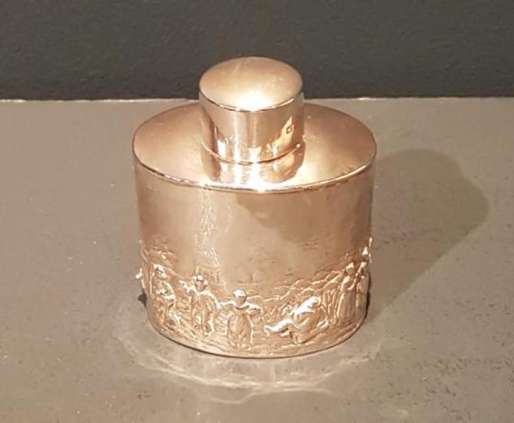 Fine Qualitry Edwardian Embossed Silver Tea Caddy - Image 4