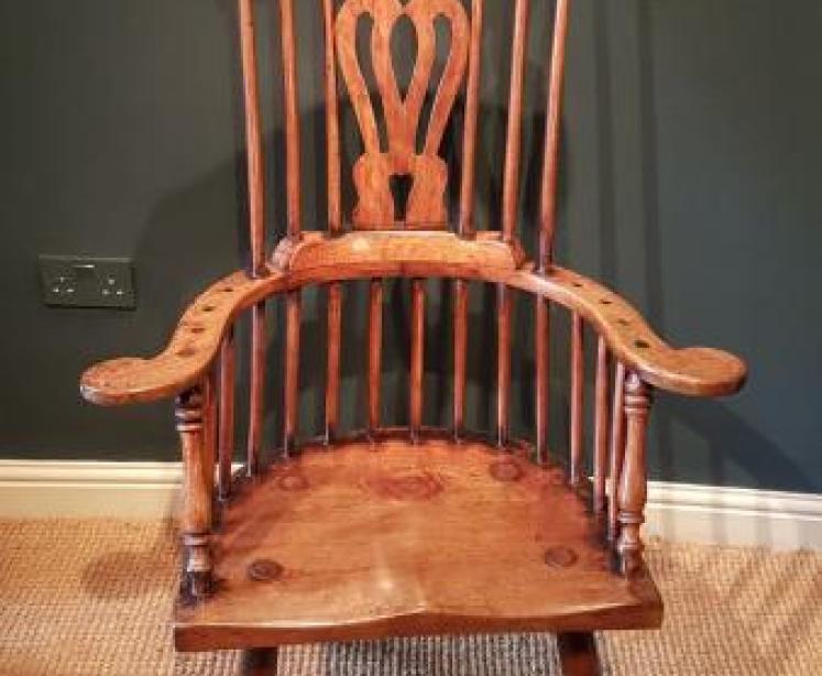 Georgian Walnut Comb Back Windsor Chair - Image 1