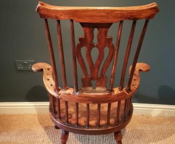 Georgian Walnut Comb Back Windsor Chair - Image 3