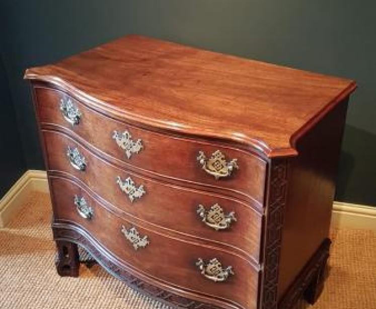Outstanding Chippendale Period Serpentine Fronted Secretaire Chest - Image 2