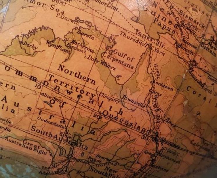 Original 1930's 14" Philips Plaster Globe - Image 4