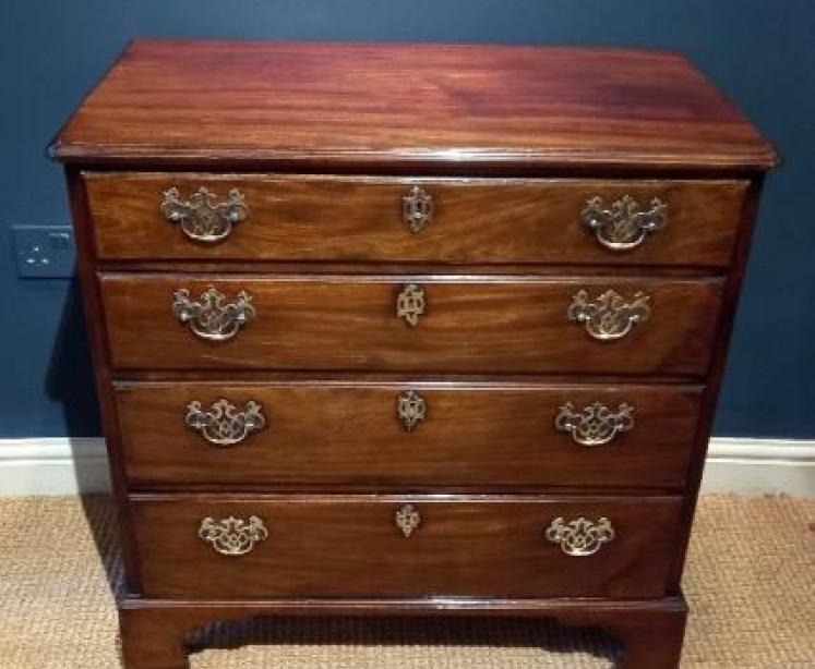 Mid Georgian Figured Mahogany Chest of Drawers - Image 1
