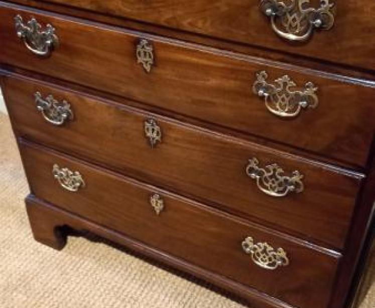 Mid Georgian Figured Mahogany Chest of Drawers - Image 2