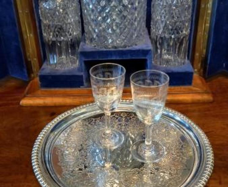 Superb Antique Burr Walnut Gin Drinks Cabinet - Image 4