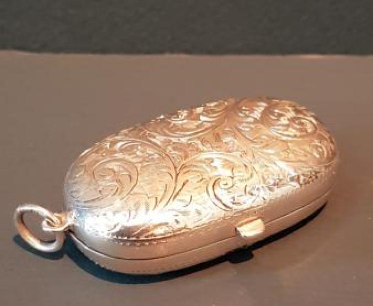 Fine Quality Engraved Silver Double Sovereign Case - Image 1