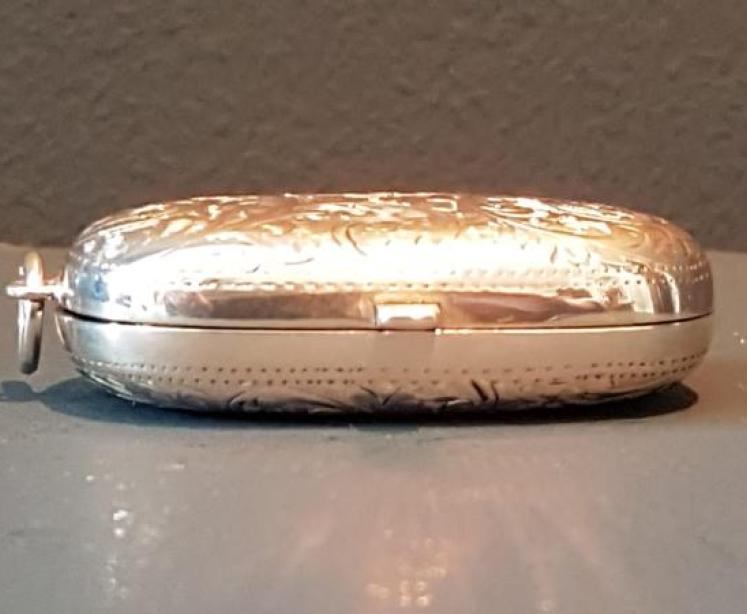 Fine Quality Engraved Silver Double Sovereign Case - Image 3