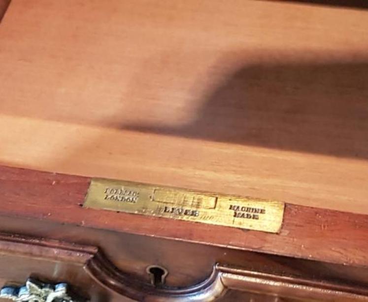 Stunning Quality Early Victorian Figured Walnut Chest of Drawers - Image 3