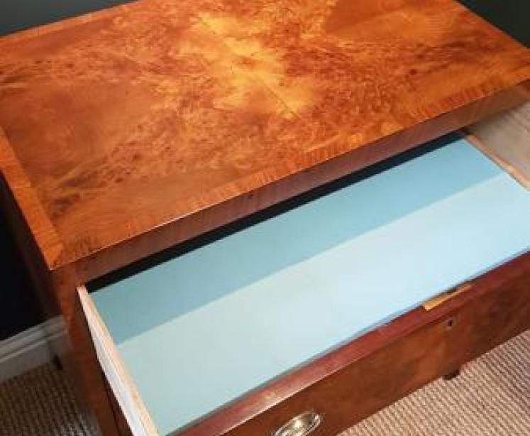 Fine Quality Small Proportioned Burr Walnut Chest of Drawers - Image 6