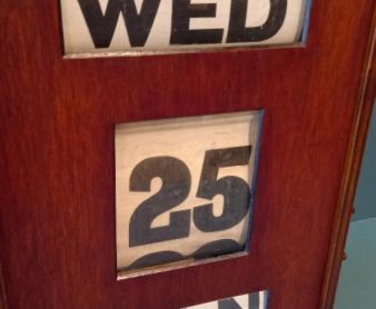 18" Edwardian Perpetual Desk Calendar - Image 3