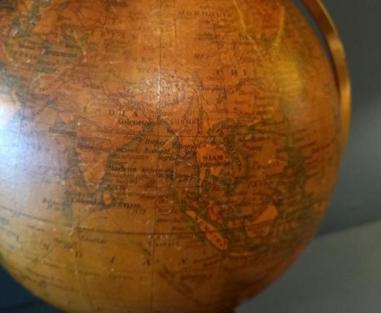 George V period 8" Papier Mache Terrestrial Globe - Image 4