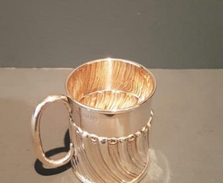 Childs Silver Mug by William Comyns - Image 3
