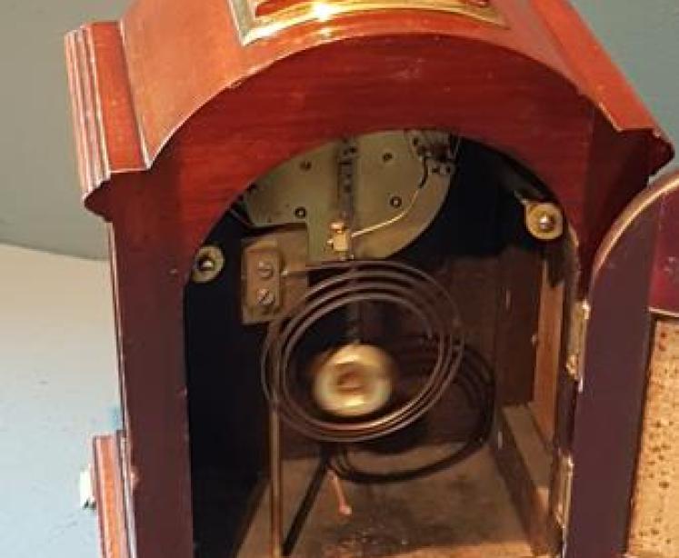 Edwardian Mahogany 8 Day Chiming Mantel Clock - Image 4