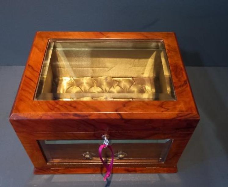 Superb Mid Victorian Walnut Glass Top Jewellery Box - Image 5