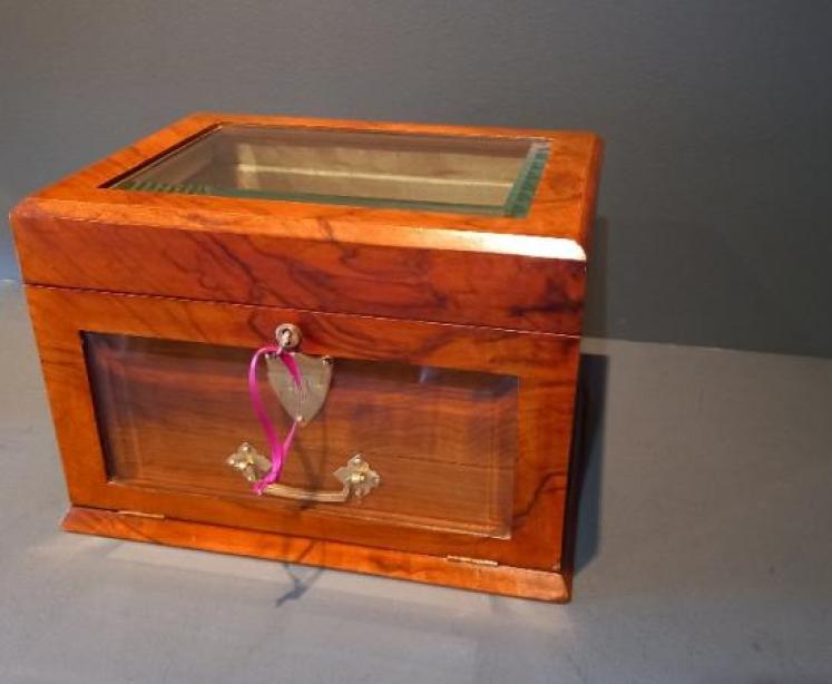 Superb Mid Victorian Walnut Glass Top Jewellery Box - Image 6