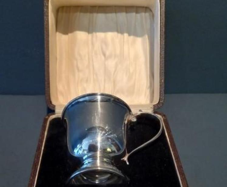 George V Period Silver Christening Mug in Presentation Case - Image 1