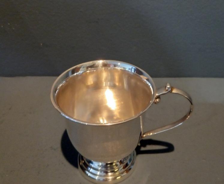 George V Period Silver Christening Mug in Presentation Case - Image 3