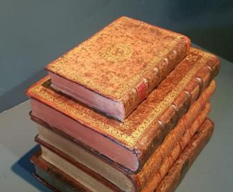 Leather Stack of Books Tantalus Box - Image 2