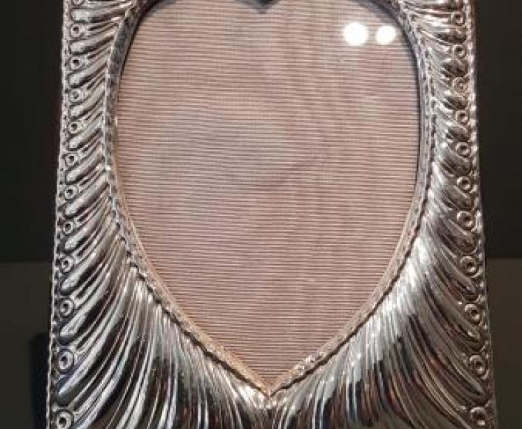 William Comyns Silver Heart Shaped Photo Frame - Image 1