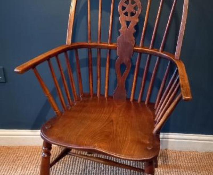 Early Victorian Ash & Elm Comb Back Windsor Armchair - Image 1
