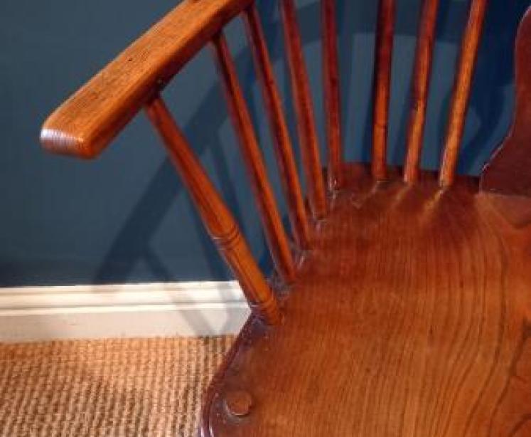 Early Victorian Ash & Elm Comb Back Windsor Armchair - Image 3