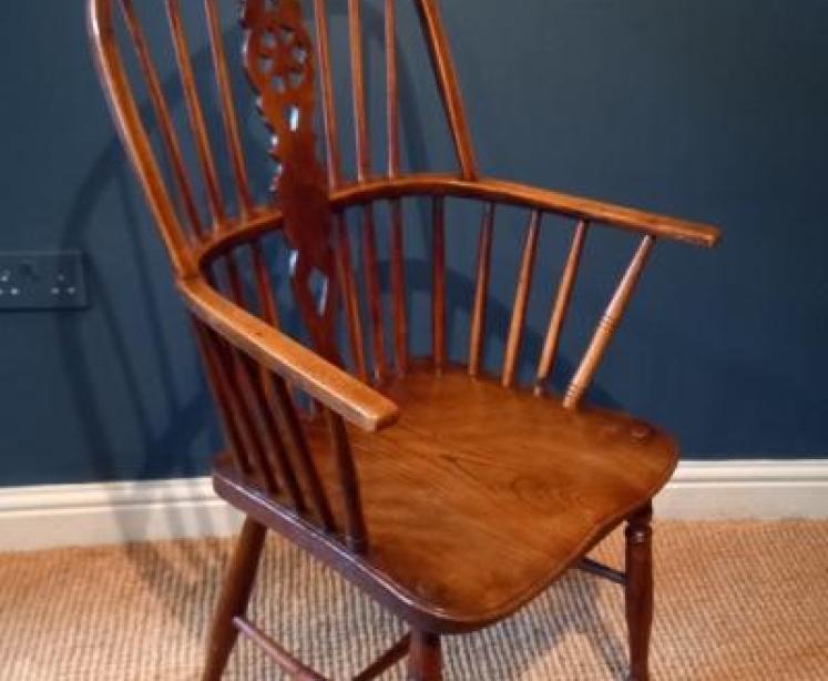 Early Victorian Ash & Elm Comb Back Windsor Armchair - Image 5