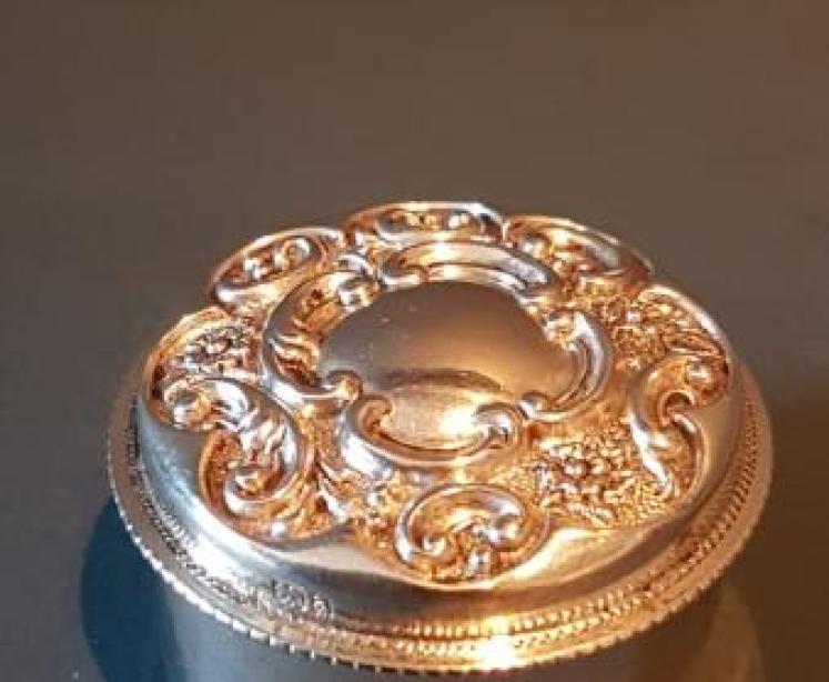 Victorian Embossed Silver Pill Box - Image 5